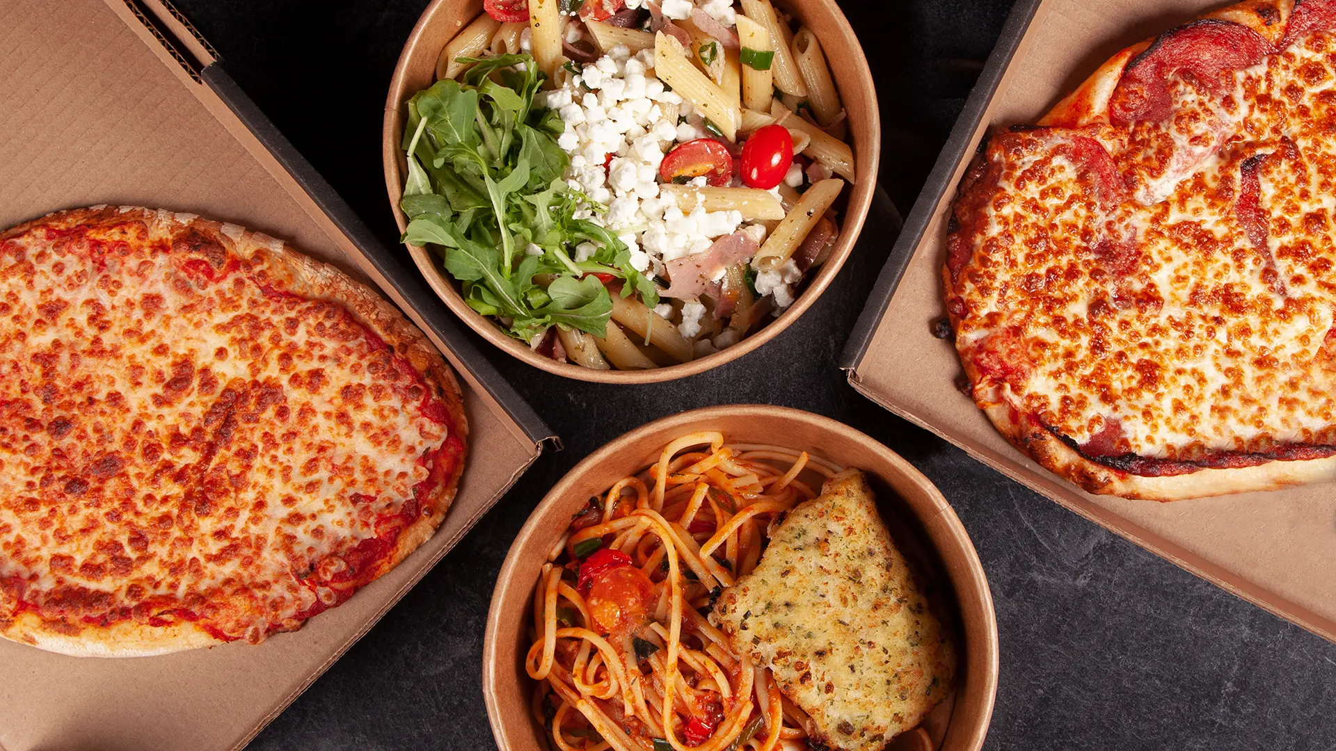 Offres familiales PACINI | Pour emporter et livraison Offre familiale de PACINI comprenant pizzas, pâtes, salade et pain à l’ail préparés pour emporter ou en livraison.